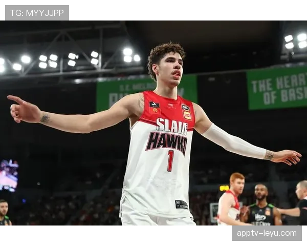 阿兹蒙赛场表现抢眼,年轻新星闪耀展现非凡潜力 阿兹蒙赛场表现抢眼,年轻新星闪耀展现非凡潜力