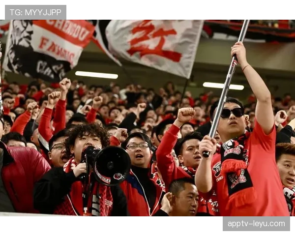 马赛激战点燃赛场：高强度对抗引爆球迷热情，球队状态显著回升