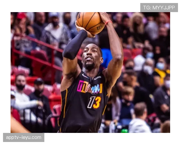 罗宾逊掩护滚动造外线错位 提升篮下终结率较上季明显