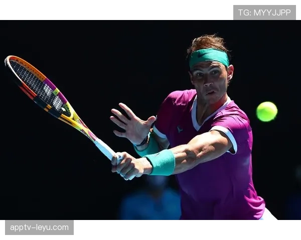 纳达尔站在豪车旁像个乡下大哥，穿得比我门口菜摊阿姨还随性