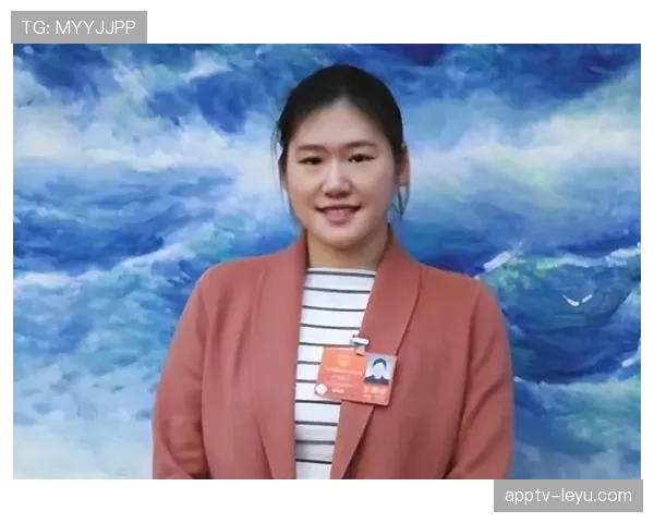 叶诗文泳池边瘫那一刻，比谁都像刚脱戏的主角啊